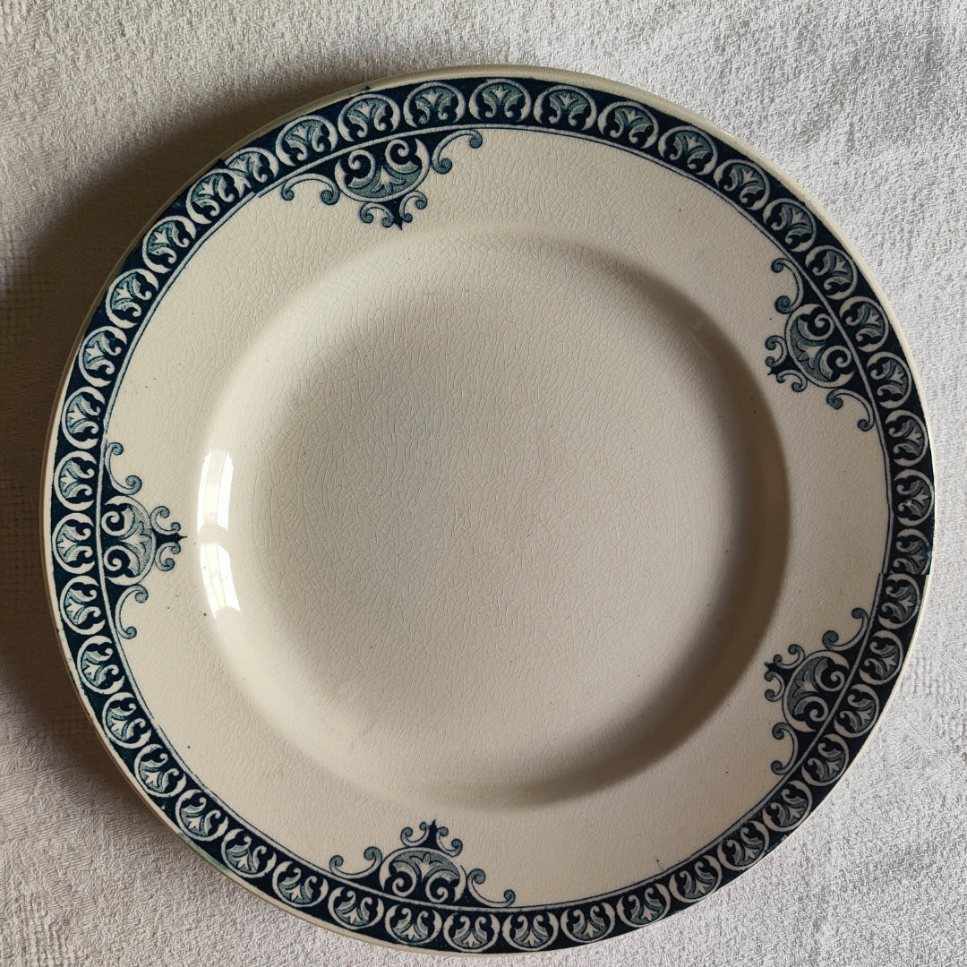 Plat ovale oiseau en terre de fer 19ème siècle
