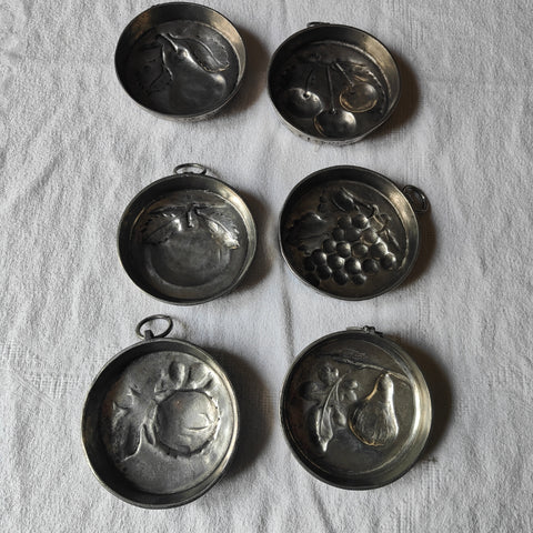 Ensemble de 6 moules décoratifs en étain