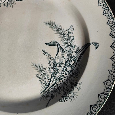 Saint_amand_muguet_terre_de_fer_plat_rond_detail_the_collected_past
