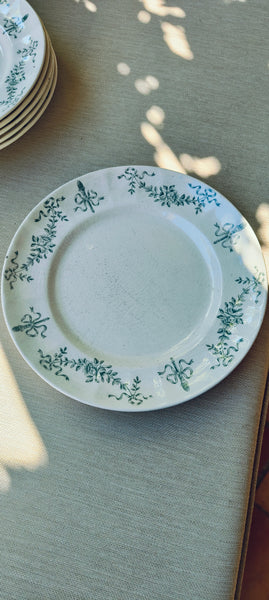 9 assiettes en terre de fer Longchamp