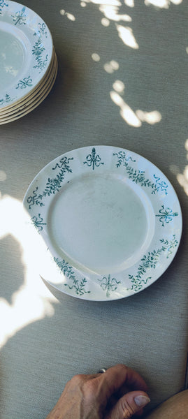 9 assiettes en terre de fer Longchamp