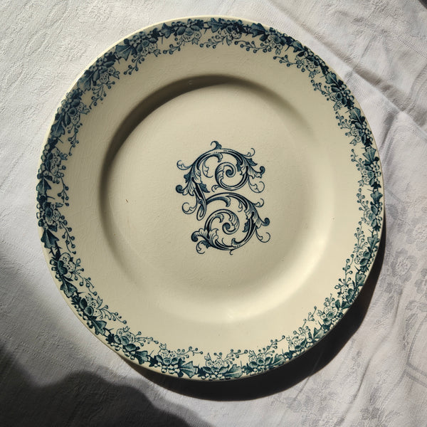 Assiette ancienne en terre de fer HB & Cie