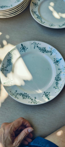 9 assiettes en terre de fer Longchamp