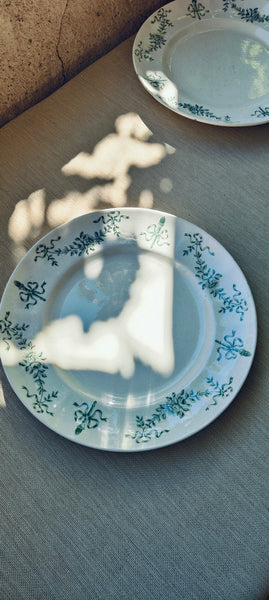 9 assiettes en terre de fer Longchamp