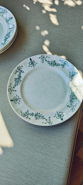 9 assiettes en terre de fer Longchamp