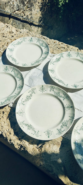9 assiettes en terre de fer Longchamp