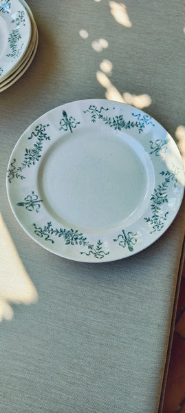 9 assiettes en terre de fer Longchamp