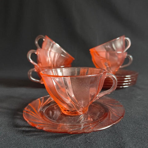 tasses_soucoupes_verre_rose_2_the_collected_past
