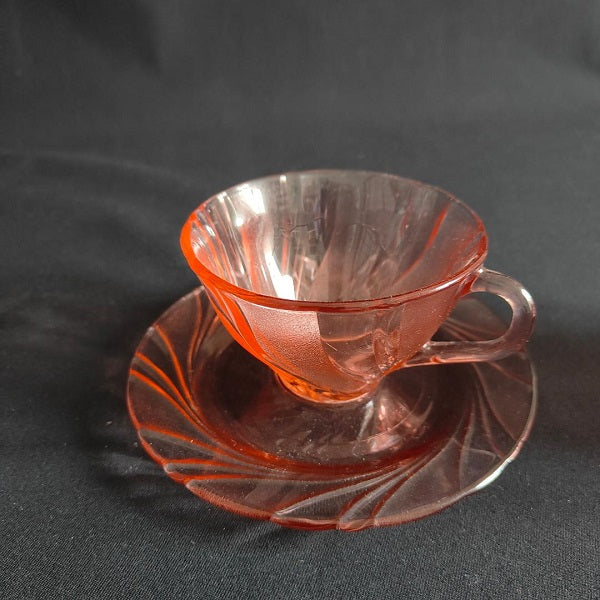 tasses_soucoupes_verre_rose_cote_the_collected_past