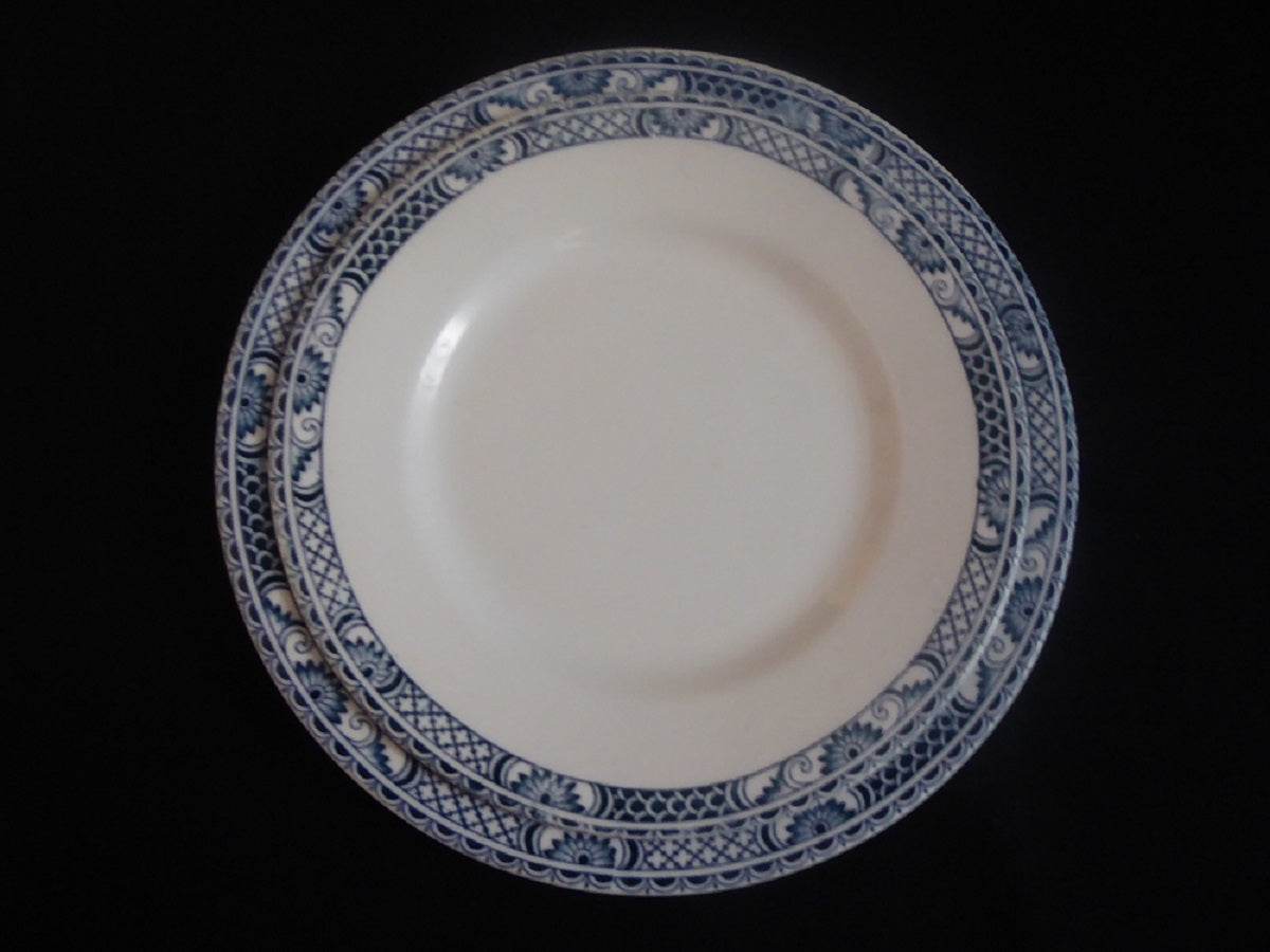 Assiette ancienne terre de fer Robert Salins A&C