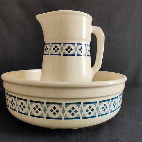 Ensemble_toilette_faience_Paris_the_collected_past