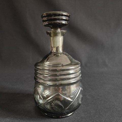 carafe_ancienne_verre_fume_grave_the_collected_past